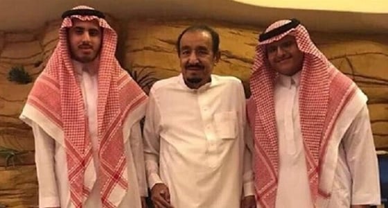 الملك سلمان يظهر كاشف الرأس وبدون الشماغ والعقال