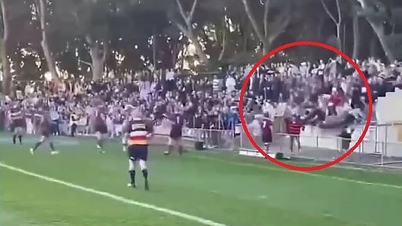 شاهد.. لحظة انهيار مدرجات ملعب وسقوط عشرات المشجعين