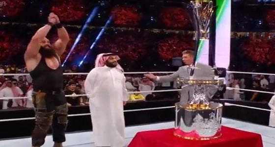 بالفيديو.. تركي آل الشيخ يتوج براون سترومان