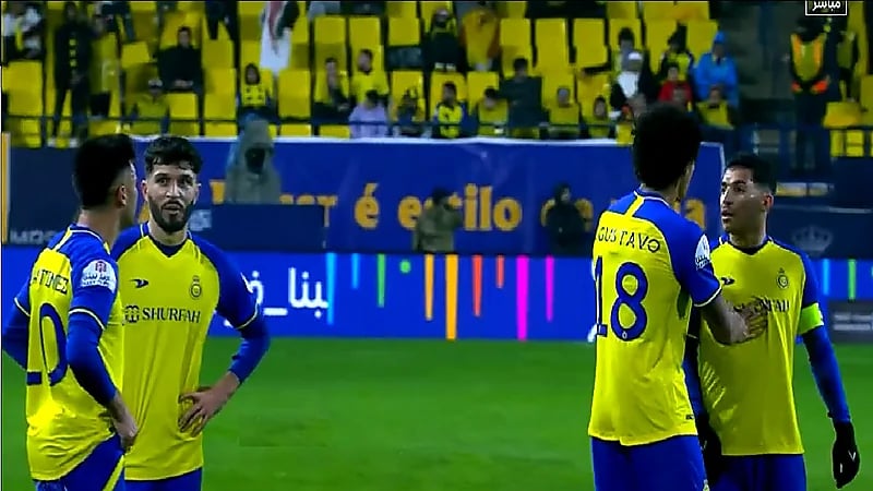 بالفيديو.. تلاسن بين لاعبي النصر في مباراة الطائي