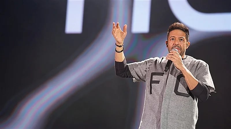 بالفيديو.. جوال أحد المشاهدين يصطدم برأس محمد حماقي خلال حفله بجدة