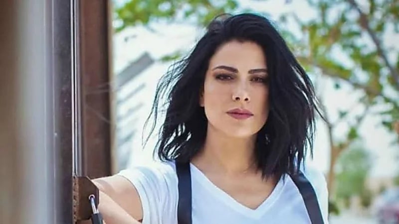 بالفيديو.. ردة فعل صبا مبارك مع معجب حاول الإمساك بيدها