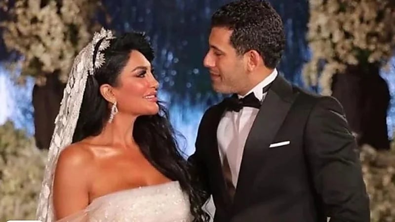 شاهد.. سالي عبد السلام تؤدي العمرة مع زوجها في شهر العسل