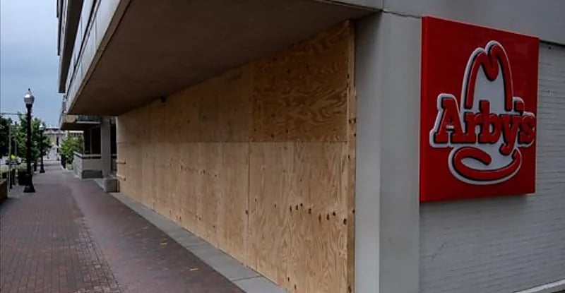 العثور على جثة موظفة داخل ثلاجة مطعم شهير في أمريكا