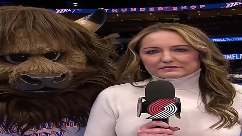 شاهد.. ردة فعل مراسلة فاجئتها دمية بوجودها خلال بث مباشر