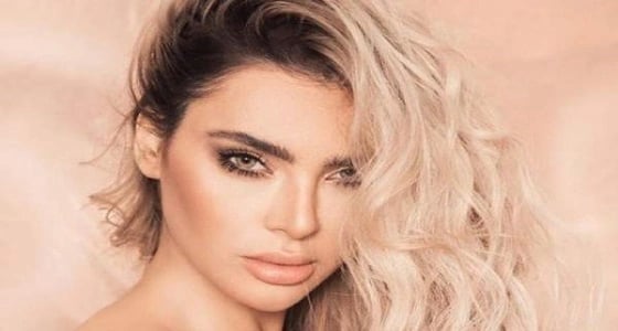 قمر تواجه النقد بصورها العارية