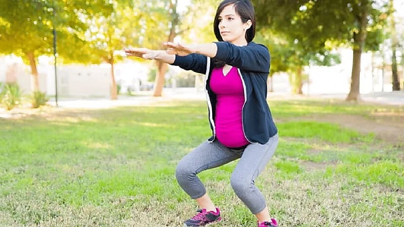 استشارية توضح 4 فوائد لوضعية القرفصاء للحامل