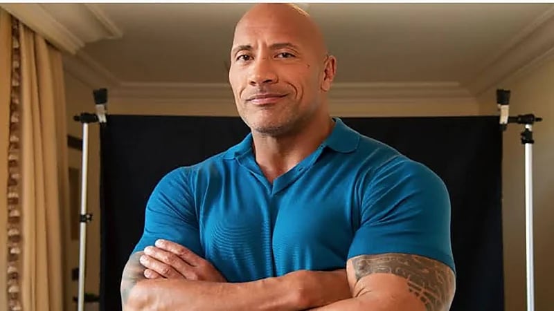 ‏«ذا روك» يخضع لجلسة علاج بالحجامة (صورة)