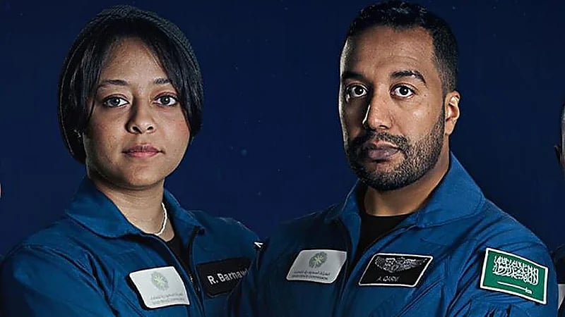 طفل يقدم نصائح مهمة لرائدي الفضاء قبل انطلاقهما