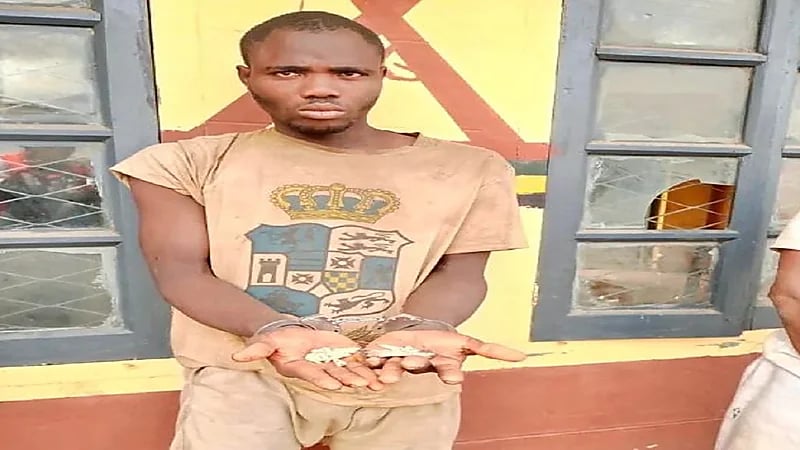 ضبط شخص يخلع أسنان جثث الموتى!