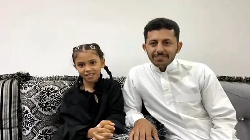 والد طفلة امتطت فرسها للمدرسة يكشف تفاصيل الواقعة .. فيديو