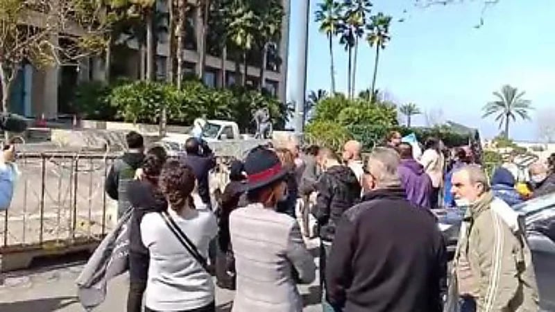 مودعون لبنانيون يضرمون النيران أمام منزل ميقاتي