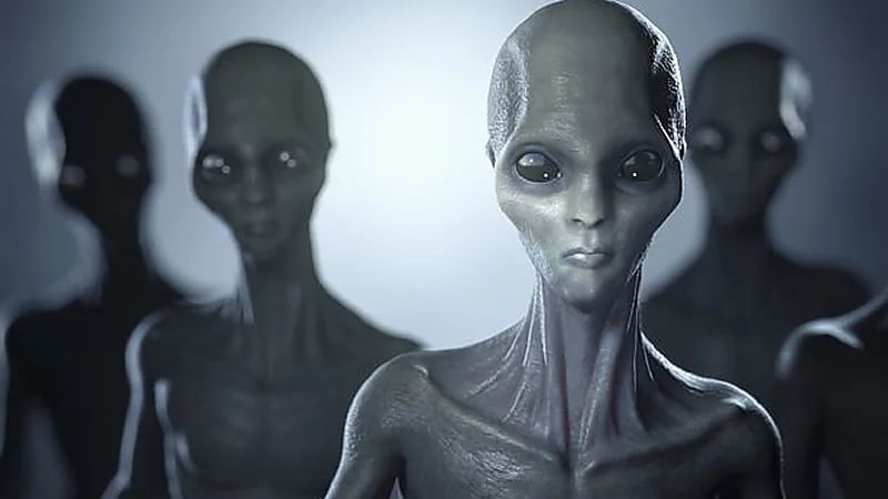 رجل يزعم أن الفضائيين اختطفوه وذرعوا رقاقة نانوية في ذراعه