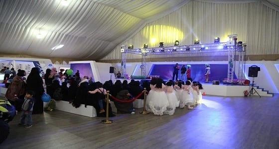 بالهدايا والصور التذكارية.. الداخلية تودع زوار الجنادرية