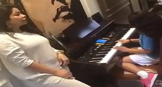 بالفيديو.. شيرين عبدالوهاب تغني مشاعر على عزف ابنتها