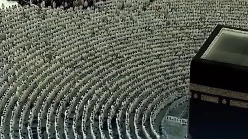 لقطات روحانية لجموع المصلين أثناء تأديتهم صلاة الفجر في الحرم المكي