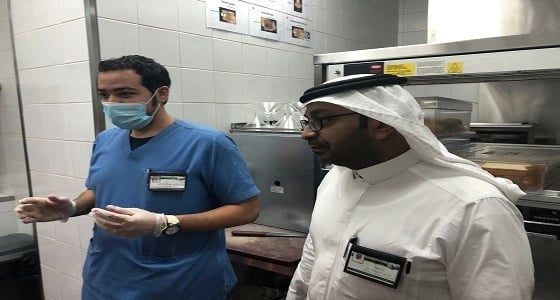 " الشؤون الرقابية " تتأكد من توفر الاشترطات الصحية بمطعم في " المدينة "