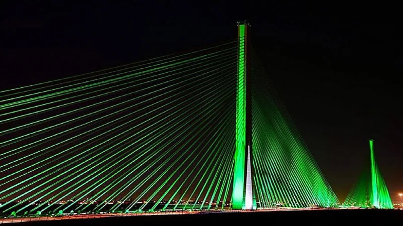وزارة النقل والخدمات اللوجستية تضيء الجسر المعلق في الرياض باللون الأخضر