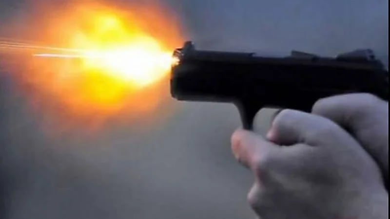 زوج يصيب زوجته بطلق ناري بالساق بالخطأ