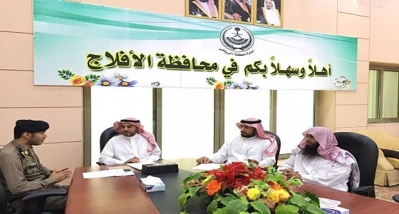 محافظ الأفلاج يدشّن حملة تفريج كربة " تراحم "