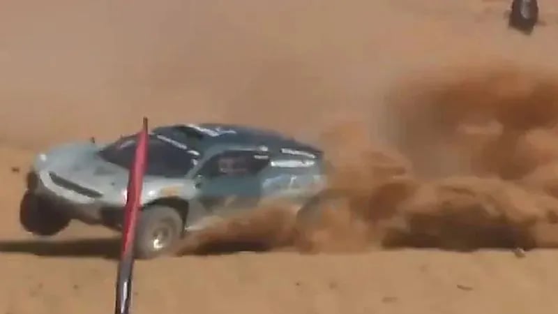 بالفيديو.. حادث انقلاب مروع لمتسابقة في سباق "إكستريم إي " بالعلا