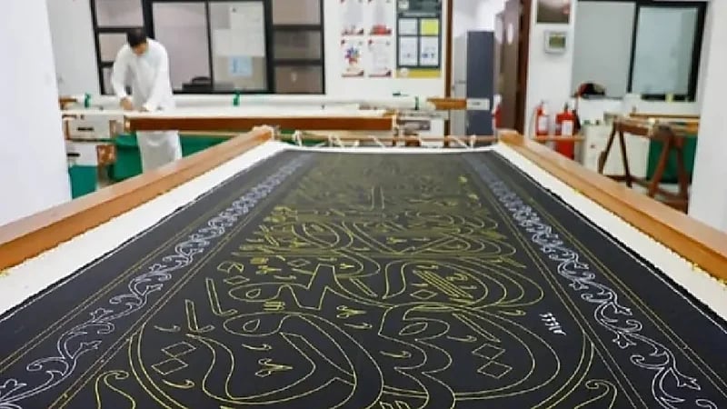 "خطاط كسوة الكعبة"يوضح سبب اختيار هذا النوع من الخط في حياكة ثوب الكعبة