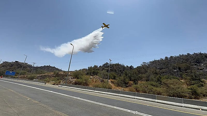 مدني بالباحة يباشر حريقًا في أشجار وأعشاب بمحافظة المندق