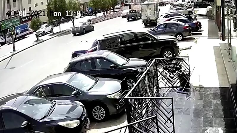 بالفيديو.. لحظة تصادم مركبة بسيارتين وإصابة قائد إحداهن بالرياض