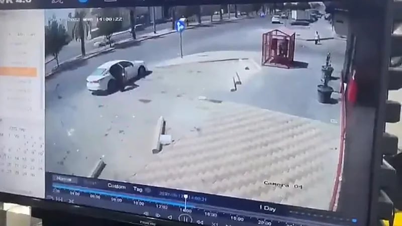 بالفيديو.. لحظة دهس سيدة أثناء نزولها من مركبة أمام مشغل بالرياض