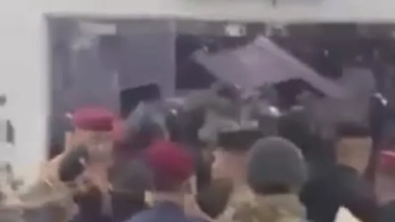 بالفيديو.. اقتحام أنصار زعيم التيار الصدري مقر قناة تلفزيونية في بغداد