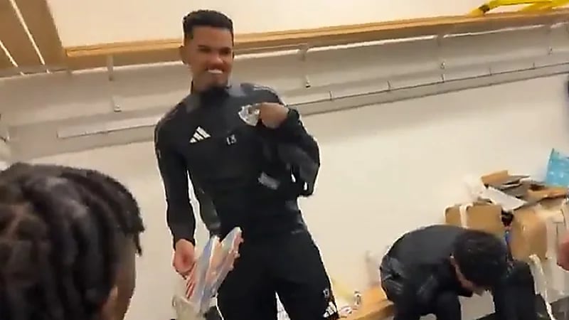 جالينو يمازح عبدالله عبده: أنا الملك .. فيديو