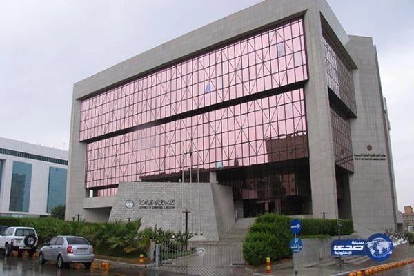 سقوط مروع لشاب من أعلى شرفة منزل