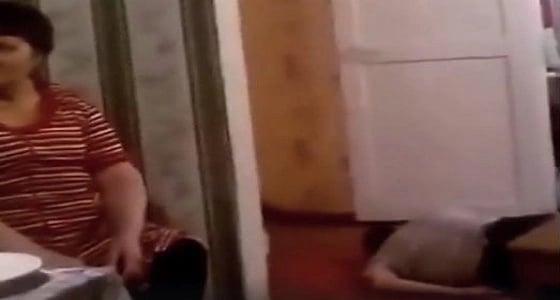 بالفيديو.. رد فعل غير متوقع لعائلة سقط والدهم أمامهم بطريقة مروعة