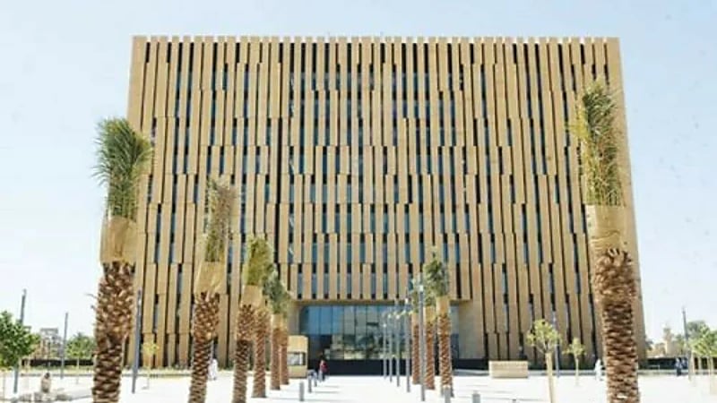 سجن قاضٍ سابق بمكة لإتهامه بالسب وإقامة علاقات محرمة