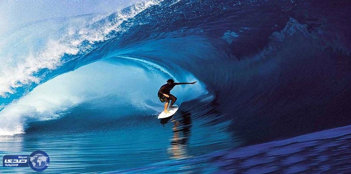 بالفيديو .. راكب أمواج يفر بأعجوبة من موجة طولها 30 مترًا