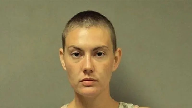 عشرينية تسرق كلبا وتخنقه وتحرقه في فناء منزلها