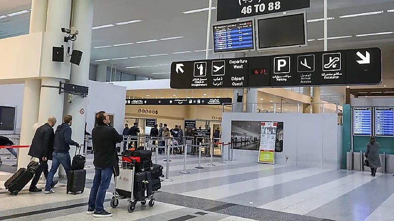 راكب يتسبب بحريق في مطار بيروت احتجاجًا على ترحيله ..فيديو