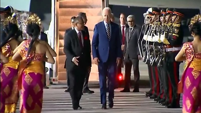 فيديو.. راقصات تستقبل بايدن فور وصوله "بالي" لحضور قمة العشرين