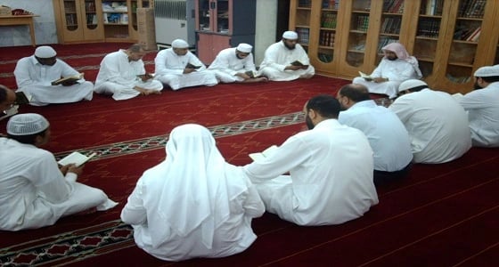 كبار السن والموظفون يتسابقون إلى حلقات القرآن وينافسون الصغار