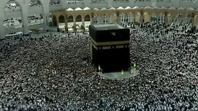 ازدحام المعتمرين في صحن الطواف وسط رعاية جليلة براحتهم وسلامتهم ..فيديو