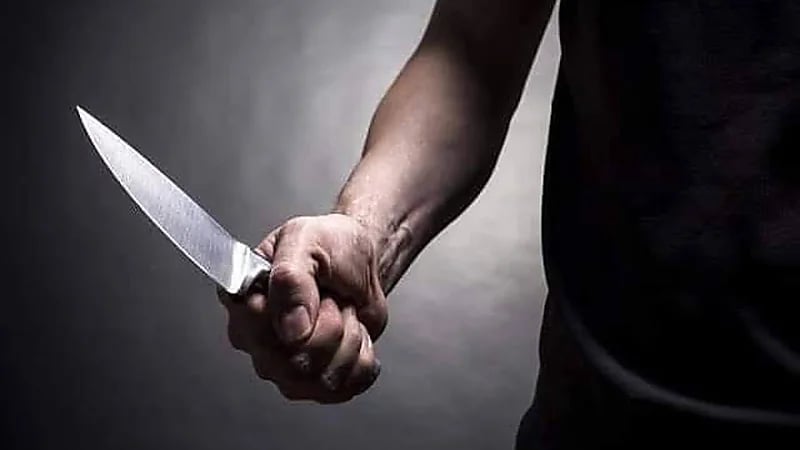 شاب يطعن زوجته وشقيقها ويضرم النار في شقتهما بسبب خلافات زوجية