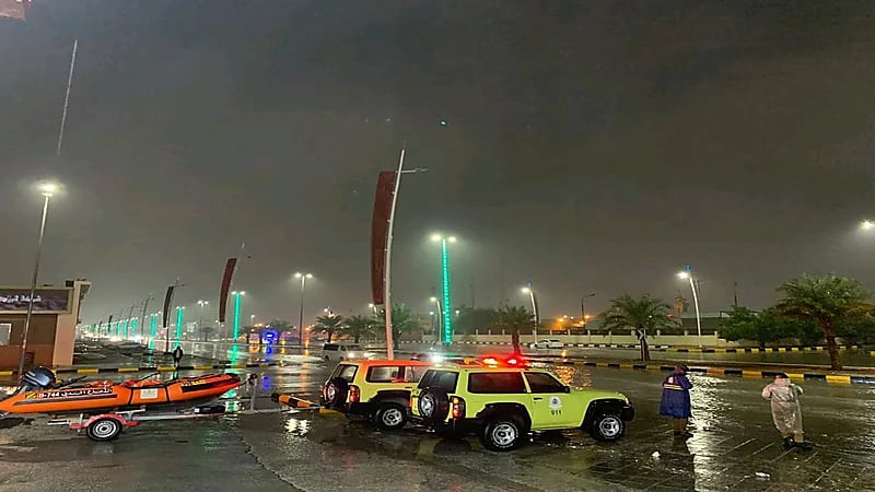 هطول أمطار غزيرة على حفر الباطن والدفاع المدني يتابع