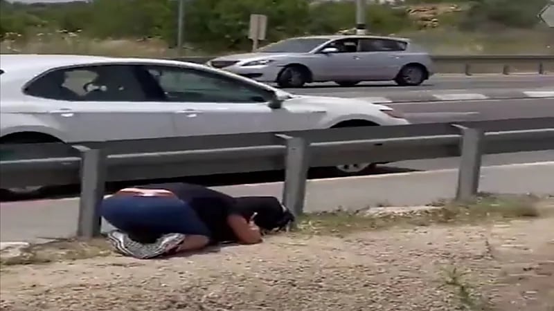 شاهد.. ردة فعل إسرائيليين لحظة سماع دوي صافرات الإنذار في القدس