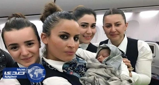 بالفيديو .. مضيفات تركيات تساعدن سيدة على الولادة في الجو
