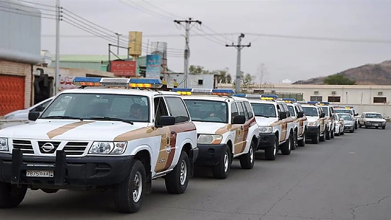 شرطة حائل تضبط سائق شاحنة لسماحه بصعود عدد من الأشخاص عليها أثناء سيرها