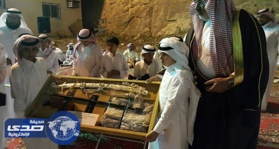 بالصور.. سيارة آخر مديل وهدايا أخرى ووجبة عشاء قدمها الأبناء لوالدهم بمناسبة إحالته للتقاعد