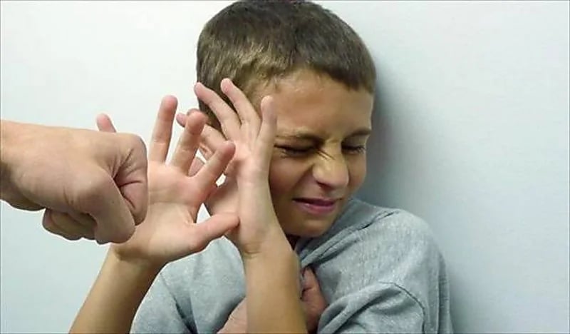 طالب يعتدي بالضرب المبرح على معلمه أمام المدرسة لسبب صادم