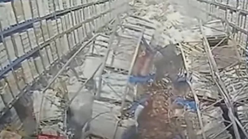 شاهد.. لحظة انهيار رفوف مستودع على عامل