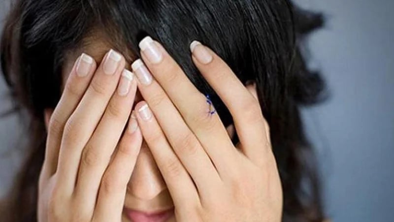 تغريم سيدة اعتدت على زوجها بمفتاح سيارة بسبب صور عائلية