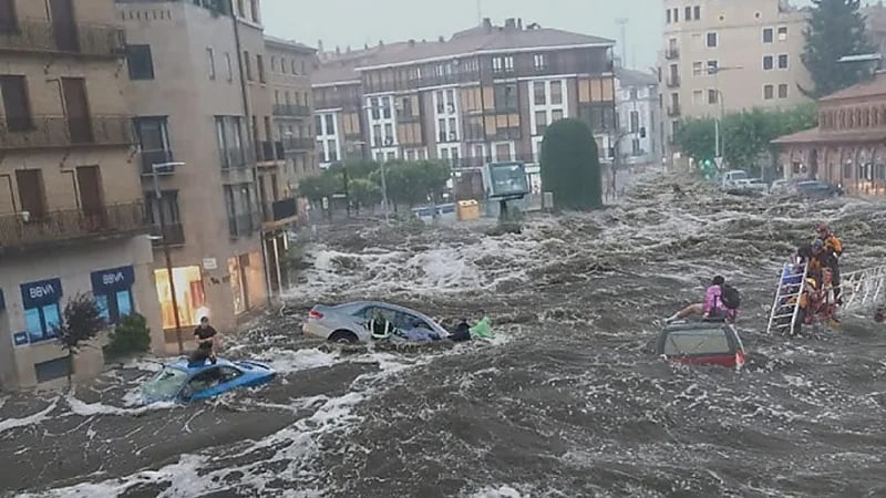 فيضانات عنيفة تجتاح تارازونا الإسبانية إثر أمطار غزيرة مفاجئة.. فيديو